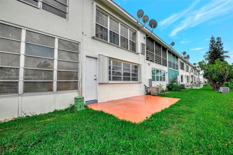 Condo in Miami Gardens, Florida, 1 bedroom  № 1401681 - photo 25