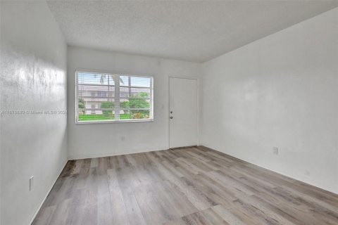 Condo in Miami Gardens, Florida, 1 bedroom  № 1401681 - photo 7