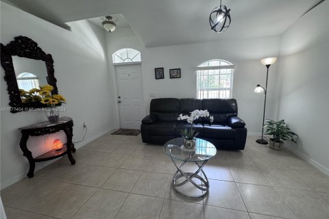 House in Naples, Florida 3 bedrooms, 151.06 sq.m. № 1147332 - photo 9