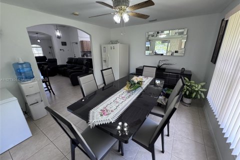 House in Naples, Florida 3 bedrooms, 151.06 sq.m. № 1147332 - photo 22