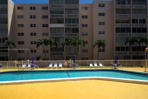 Condominio en venta en Hallandale Beach, Florida, 2 dormitorios, 101.45 m2 № 1128729 - foto 23