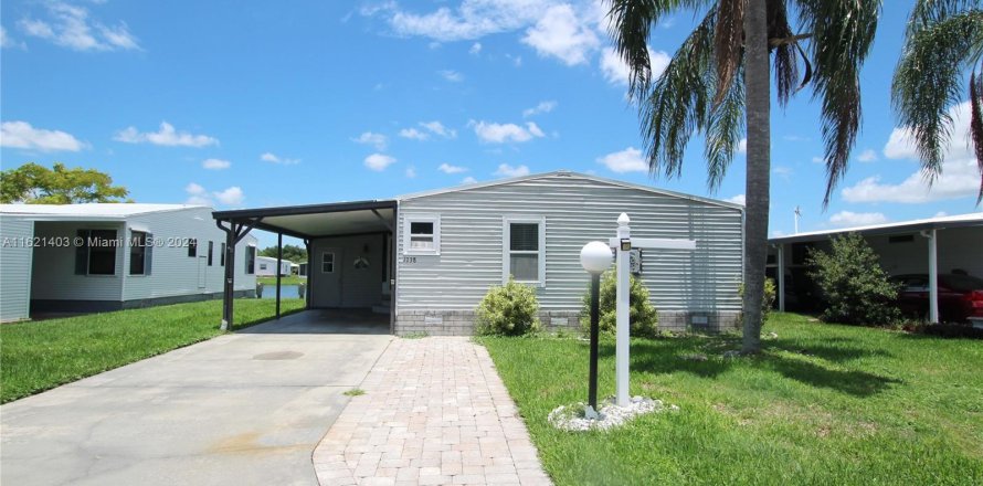 House in Okeechobee, Florida 2 bedrooms, 129.32 sq.m. № 1242026