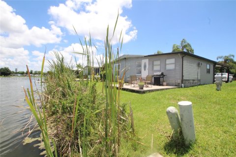 House in Okeechobee, Florida 2 bedrooms, 129.32 sq.m. № 1242026 - photo 5