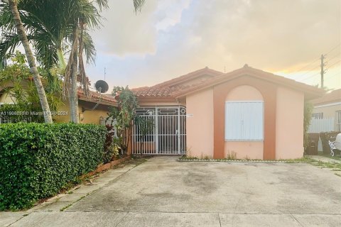 Casa en venta en Hialeah, Florida, 3 dormitorios, 119.38 m2 № 1399937 - foto 1