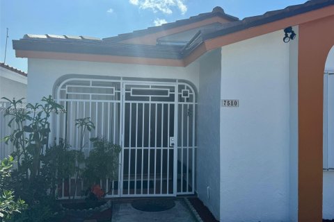 Casa en venta en Hialeah, Florida, 3 dormitorios, 119.38 m2 № 1399937 - foto 2