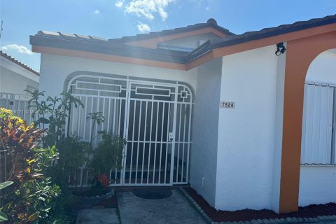 House in Hialeah, Florida 3 bedrooms, 119.38 sq.m. № 1399937 - photo 27