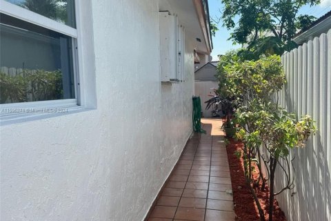 Casa en venta en Hialeah, Florida, 3 dormitorios, 119.38 m2 № 1399937 - foto 6