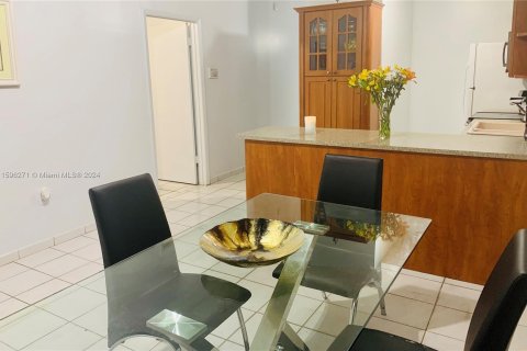 Casa en venta en Hialeah, Florida, 3 dormitorios, 119.38 m2 № 1399937 - foto 11