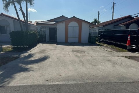 House in Hialeah, Florida 3 bedrooms, 119.38 sq.m. № 1399937 - photo 7