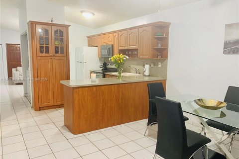 Casa en venta en Hialeah, Florida, 3 dormitorios, 119.38 m2 № 1399937 - foto 5