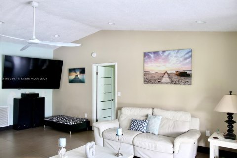 House in Miami, Florida 4 bedrooms, 173.36 sq.m. № 1372806 - photo 26