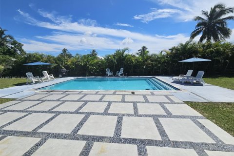 House in Miami, Florida 4 bedrooms, 173.36 sq.m. № 1372806 - photo 9