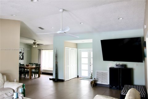 House in Miami, Florida 4 bedrooms, 173.36 sq.m. № 1372806 - photo 27