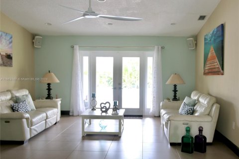 House in Miami, Florida 4 bedrooms, 173.36 sq.m. № 1372806 - photo 29