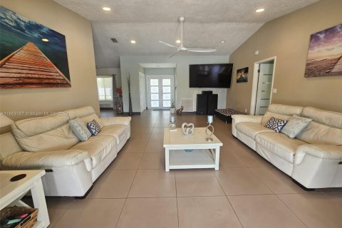 House in Miami, Florida 4 bedrooms, 173.36 sq.m. № 1372806 - photo 2