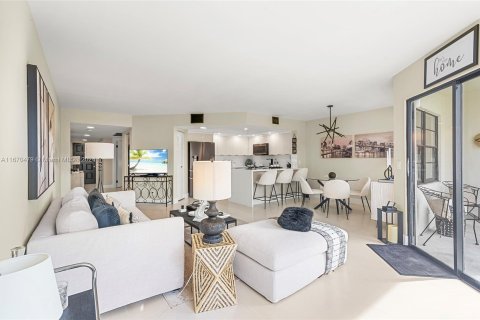 Condo in Pembroke Pines, Florida, 1 bedroom  № 1400180 - photo 6