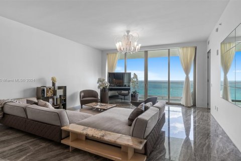 Condominio en venta en Sunny Isles Beach, Florida, 3 dormitorios, 283.35 m2 № 975253 - foto 1
