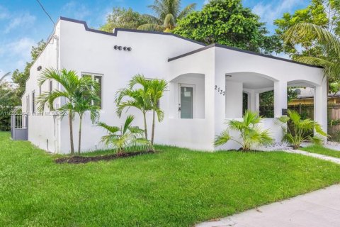 House in Miami, Florida 3 bedrooms, 114.27 sq.m. № 1365430 - photo 2