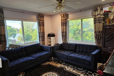 Condo in Lauderhill, Florida, 3 bedrooms  № 786369 - photo 9