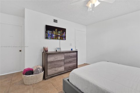 Condo in Oakland Park, Florida, 2 bedrooms  № 1311053 - photo 11