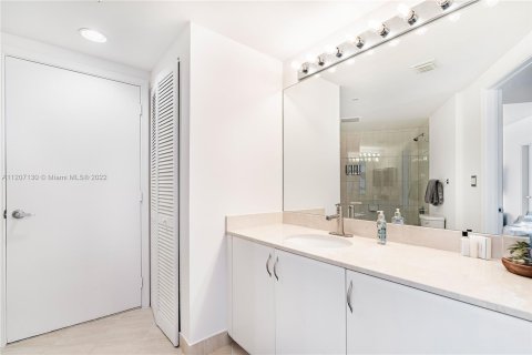 Condo in Miami, Florida, 2 bedrooms  № 17215 - photo 22