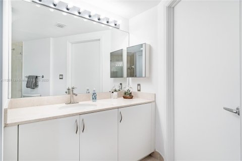 Condo in Miami, Florida, 2 bedrooms  № 17215 - photo 23