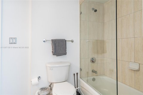 Condo in Miami, Florida, 2 bedrooms  № 17215 - photo 20