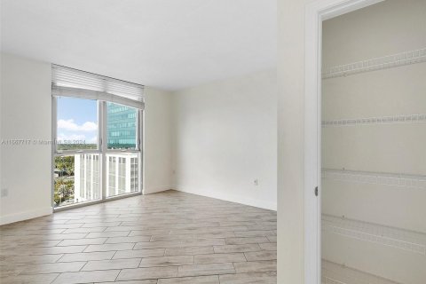 Condo in Miami, Florida, 2 bedrooms  № 1383148 - photo 13