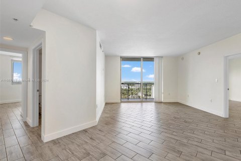 Condo in Miami, Florida, 2 bedrooms  № 1383148 - photo 8