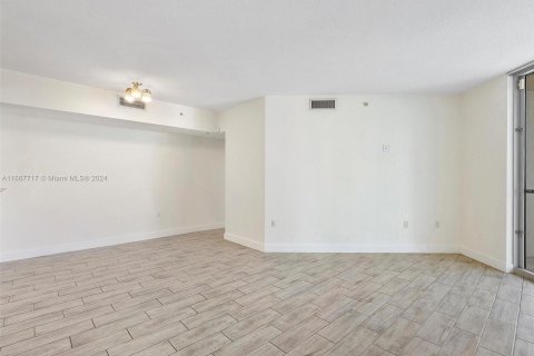 Condo in Miami, Florida, 2 bedrooms  № 1383148 - photo 12