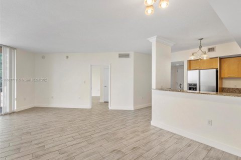 Condo in Miami, Florida, 2 bedrooms  № 1383148 - photo 9