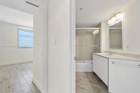 Condo in Miami, Florida, 2 bedrooms  № 1383148 - photo 19