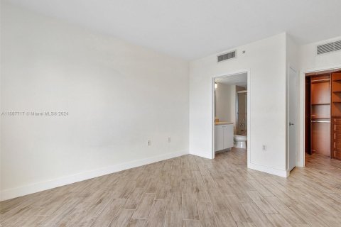 Condo in Miami, Florida, 2 bedrooms  № 1383148 - photo 17