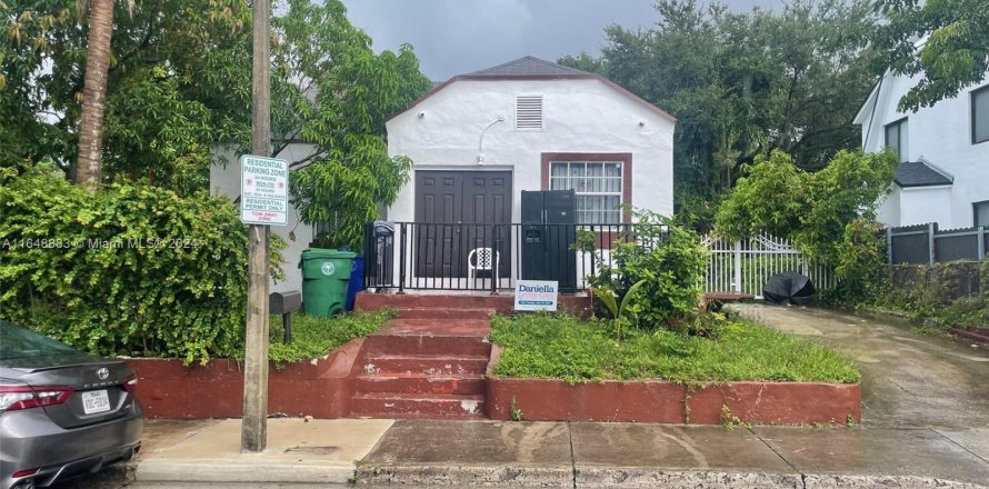 House in Miami, Florida 3 bedrooms, 182.55 sq.m. № 1370933