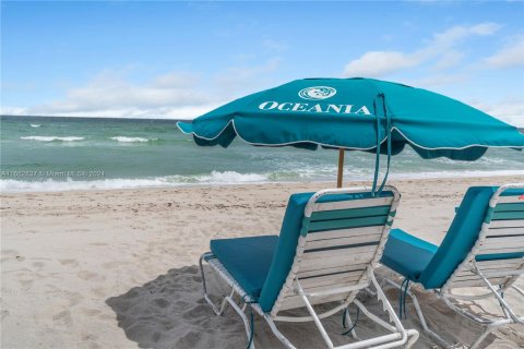 Condo in Sunny Isles Beach, Florida, 2 bedrooms  № 1370884 - photo 1