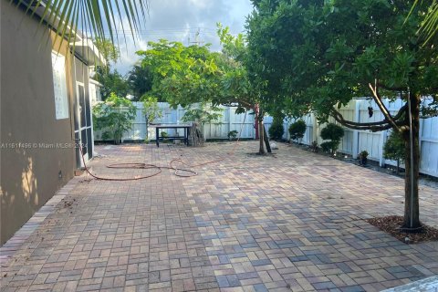 House in Hollywood, Florida 3 bedrooms, 121.7 sq.m. № 1233576 - photo 11