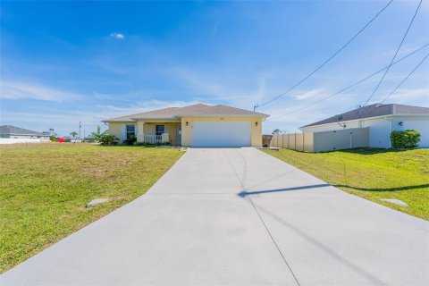 House in Cape Coral, Florida 3 bedrooms, 135.92 sq.m. № 1260617 - photo 1