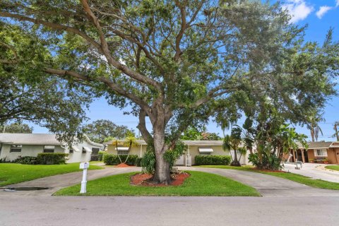 House in Palm Beach Gardens, Florida 4 bedrooms, 134.52 sq.m. № 1222734 - photo 1