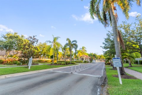 House in Deerfield Beach, Florida 3 bedrooms, 138.89 sq.m. № 1222730 - photo 11