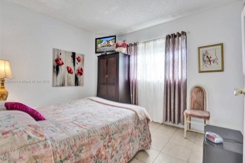 Condo in Lauderdale Lakes, Florida, 2 bedrooms  № 919594 - photo 22