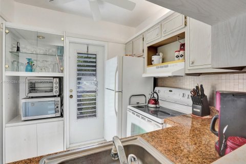 Condominio en venta en Lauderdale Lakes, Florida, 2 dormitorios, 87.7 m2 № 919594 - foto 14