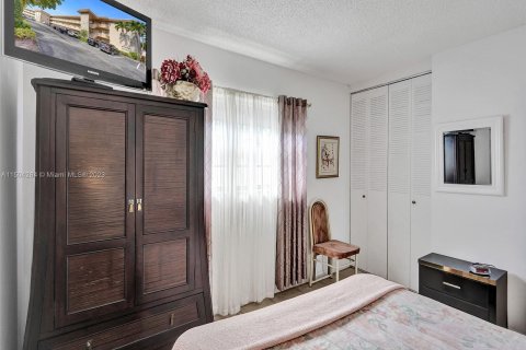 Condo in Lauderdale Lakes, Florida, 2 bedrooms  № 919594 - photo 23