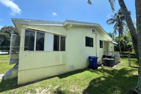 House in North Miami Beach, Florida 3 bedrooms, 99.59 sq.m. № 1293597 - photo 3