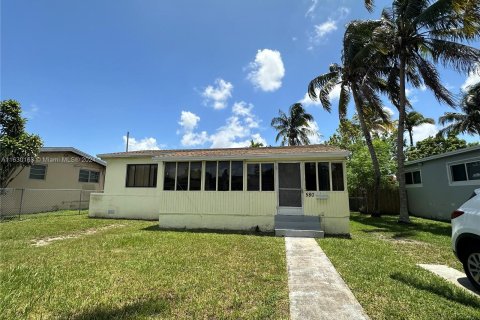 House in North Miami Beach, Florida 3 bedrooms, 99.59 sq.m. № 1293597 - photo 1