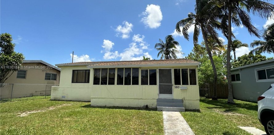 House in North Miami Beach, Florida 3 bedrooms, 99.59 sq.m. № 1293597