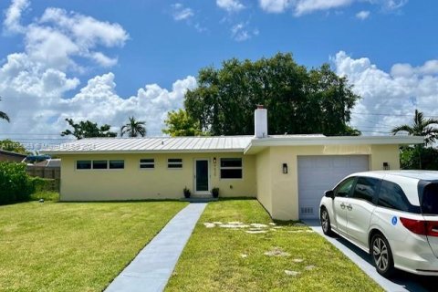 House in Cutler Bay, Florida 4 bedrooms, 124.86 sq.m. № 1305072 - photo 1