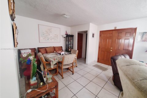 House in Miami, Florida 3 bedrooms, 149.57 sq.m. № 1270203 - photo 10