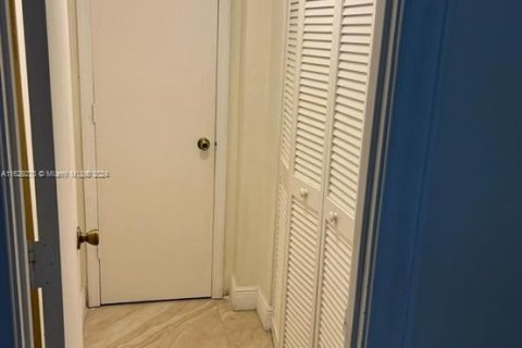 Condo in Miami, Florida, 1 bedroom  № 1289164 - photo 2