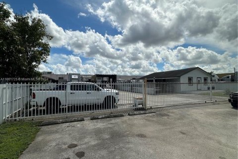 Propiedad comercial en venta en Miami, Florida № 1378566 - foto 3