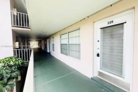 Condominio en venta en Lauderdale Lakes, Florida, 1 dormitorio, 85.47 m2 № 1378572 - foto 4